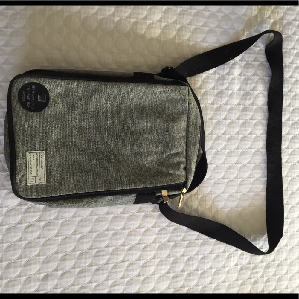 HEX PADPORT BAG